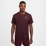 Nike Dri-FIT UV Miler T-shirt Kort Ärmar Röd för Löpare | Loparshop.se - Handla nu på Loparshop.se!