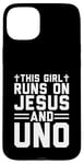 Coque pour iPhone 15 Plus Cette fille court sur Jesus and Uno, jeu de cartes chrétien amusant