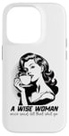 Coque pour iPhone 14 Pro Café humoristique rétro sage femme avec citation inspirante esthétique