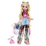 Monster High Poupée Lagoona Blue Poupée habillée d’un t-shirt en maille et pantalon cargo, comprend son poisson de compagnie Neptuna et des accessoires comme un sac à dos, HXH75