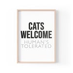 Impression avec citation amusante | Impressions pour la maison | Chats Welcome Human's Tolerated | Décoration murale amusante pour propriétaire d'animaux de compagnie A4 A3 A5 *Cadre non inclus * – PBH80