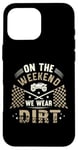 Coque pour iPhone 16 Pro Max Dirt Track Racing le week-end, nous portons un pilote de voiture Dirt Race