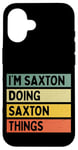 Coque pour iPhone 16 Citation personnalisée humoristique I'm Saxton Doing Saxton Things