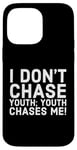 Coque pour iPhone 14 Pro Max I Don't Chase Youth Chases Me Aging Funny Sarcastic