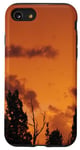 Coque pour iPhone SE (2020) / 7 / 8 Sapins, nuages et ciel ombré orange doré