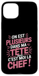 Coque pour iPhone 15 Plus On Est Plusieurs Dans Ma Tête Mais C’est Moi La Chef Drôle