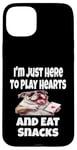 Coque pour iPhone 15 Plus Funny I'm Just Here To Play Hearts And Eat Snacks Jeu de cartes