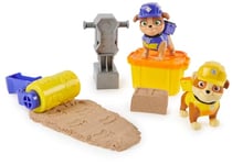 Rubble and Crew, Coffret de Figurines articulées Ruben et Mix, avec 85,05 g de Sable Kinetic Build-It Sand et 2 Jouets de Construction Portables, Jouets pour Enfants de 3 Ans et Plus