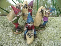 97107 FIGURINE TROLL 4 ELFES ET MENHIRS BRETON BRETAGNE  CARNAC TRISKEL PIXIE