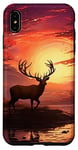 Coque pour iPhone XS Max Cerfs à l'orignal du lac dans la forêt à la nuit wapiti coucher de soleil et arbres.
