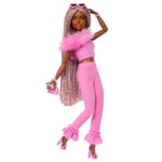 Barbie Deluxe Style Poupée en Tenue Tendance Barbiecore, Tresses Brunes et Roses, Ensemble Haut à Encolure en Fausse Fourrure, Pantalon en Tissu et Accessoires Fantaisie,HYV28