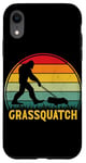 Coque pour iPhone XR Grassquatch Sasquatch Bigfoot Tondeuse à gazon vintage rétro