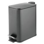 mDesign Poubelle rectangulaire à pédale - 5 L - En métal - Avec pédale, couvercle et insert en plastique - Pour salle de bain, cuisine et bureau - Gris foncé