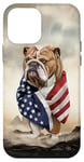 Coque pour iPhone 12 mini Chien bouledogue enveloppé dans un drapeau américain debout parmi les montagnes