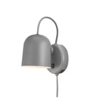 Angle vegglampe med USB-utgang