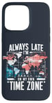 Coque pour iPhone 15 Pro Max Always Late I'm My Own Time Zone Jeu de mots drôle Sarcasme Carte du monde