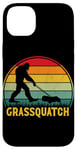 Coque pour iPhone 14 Plus Grassquatch Sasquatch Bigfoot Tondeuse à gazon vintage rétro