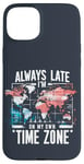 Coque pour iPhone 15 Plus Always Late I'm My Own Time Zone Jeu de mots drôle Sarcasme Carte du monde