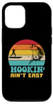 Coque pour iPhone 14 Pro hookin' ain't easy vintage fisherman funny fishing dad