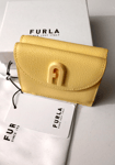 FURLA 1927 S TRI-FOLD MINI PORTEFEUILLE EN CUIR POUR FEMME COLORIS JAUNE CRÈME