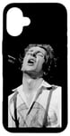 Coque pour iPhone 16 Plus The Clash Live Joe Strummer par Virgina Turbett