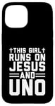 Coque pour iPhone 15 Cette fille court sur Jesus and Uno, jeu de cartes chrétien amusant